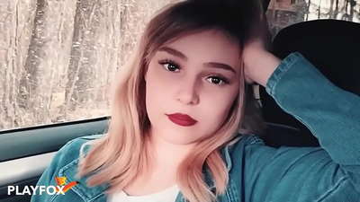 Nena sexy xucla amb alegria la targeta de descompte