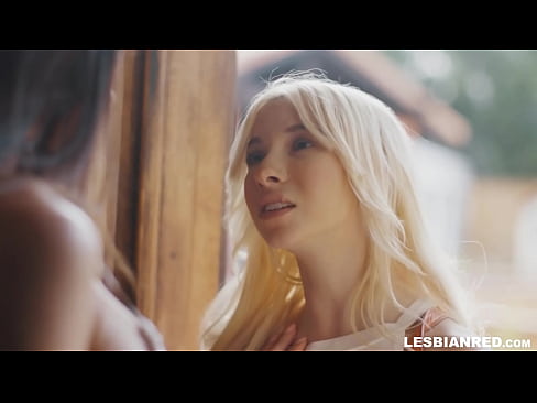 ❤️ La noia torna a casa uns mesos després i s'acaba menjant el cony de la seva madrastra ❤ Vídeo porno a nosaltres ❌️
