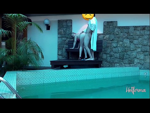 ❤️ El cap convida la criada a la piscina, però no va poder resistir-se a una calor ❤ Vídeo porno a nosaltres ❌️