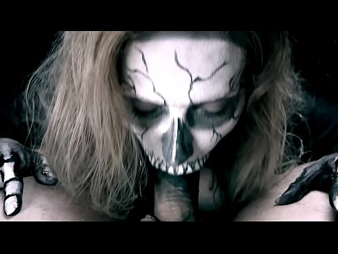 ❤️ Noia dimoni xuclant polla amb la seva boca negra i empassant semen. ❤ Vídeo porno a nosaltres ❌️