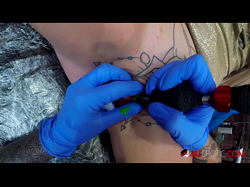 ❤️ La bomba Sully Savage, molt tatuada, es va tatuar al clítoris ❤ Vídeo porno a nosaltres ❌️